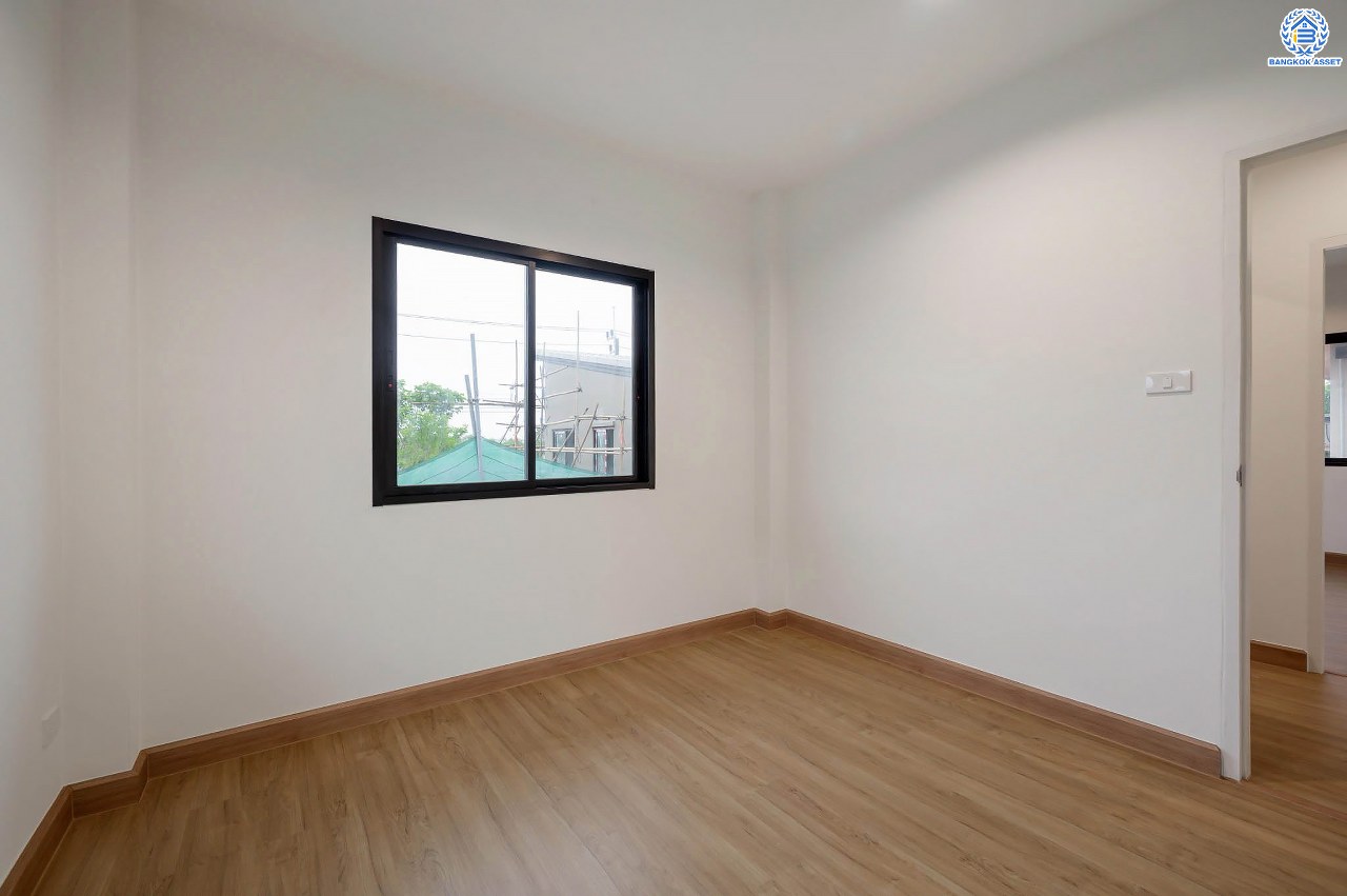 บ้านมือสองตกแต่งใหม่ โครงการ ณัฐชากรีนวิลล์ ปิ่นเกล้า-กาญจนาฯ บนเนื้อที่ 57.70 ตร.ว. ฟังก์ชัน 3 ห้องนอน 2 ห้องน้ำ จอดรถได้ 2 คัน บนทำเลศักยภาพ ใกล้เซ็นทรัลเวสต์เกต ทางด่วน "ศรีรัช" รถไฟฟ้าสายสีม่วง "สถานีตลาดบางใหญ่"